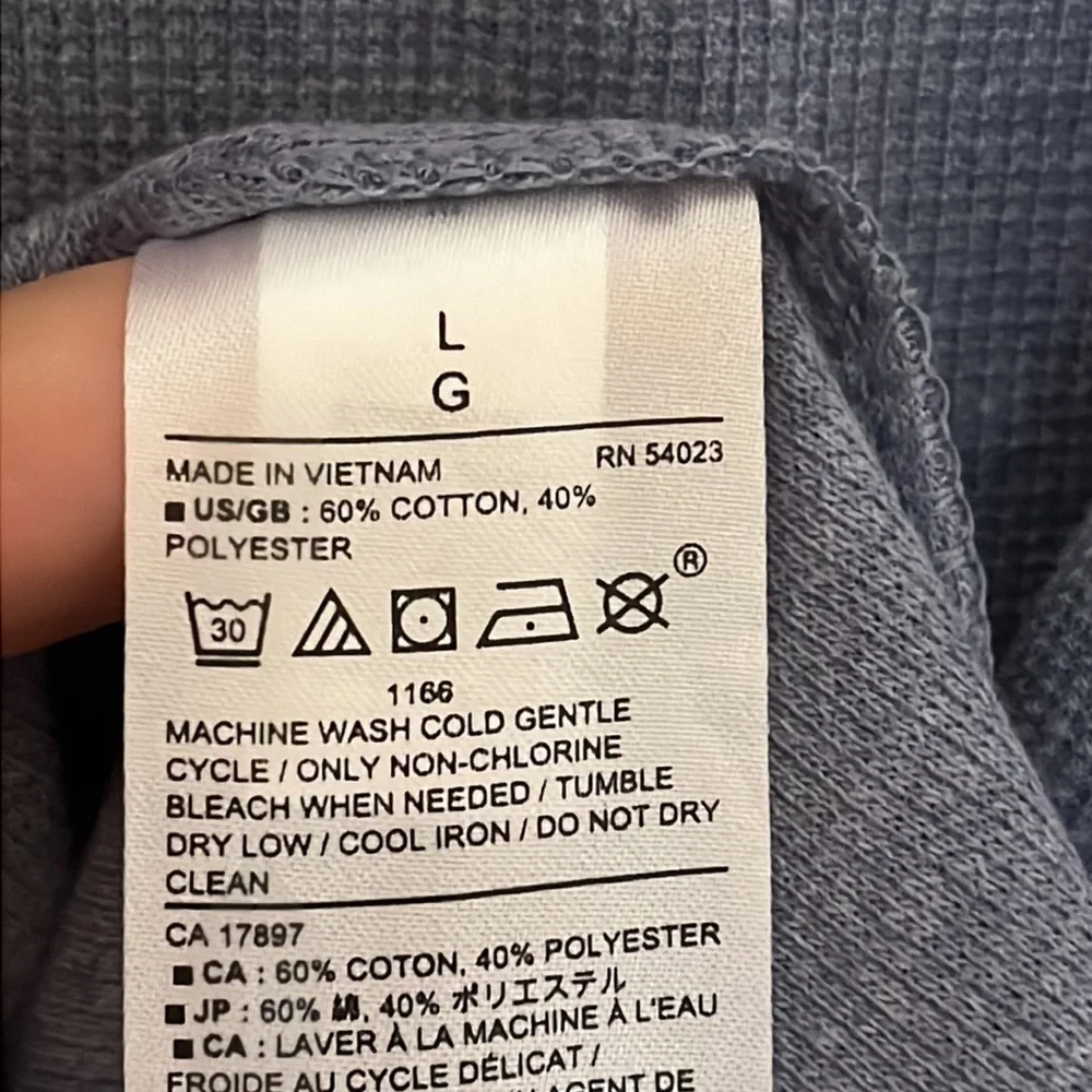 BANANA REPUBLIC men’s long sleeve, crewneck shirt, light blue size large
